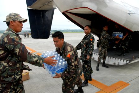 US Navy 080627-N-0640K-190 Service members assigned to the Philippine Army load a C-2A Greyhound with supplies from the Nimitz-class aircraft carrier USS Ronald Reagan (CVN 76) at Iloilo Airport