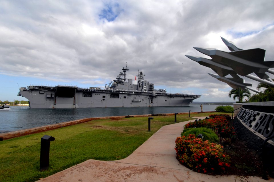 US Navy 080627-N-1974P-004 Sailors man the rails as the amphibious assault ship USS Bonhomme Richard (LHD 6) arrives at Naval Station Pearl Harbor for a scheduled port call before participating in the Rim of the Pacific (RIMPAC