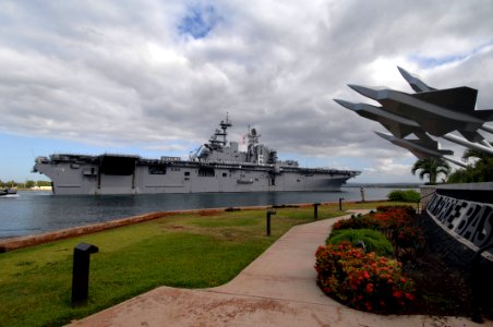 US Navy 080627-N-1974P-004 Sailors man the rails as the amphibious assault ship USS Bonhomme Richard (LHD 6) arrives at Naval Station Pearl Harbor for a scheduled port call before participating in the Rim of the Pacific (RIMPAC