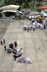 US Navy 080629-N-5961C-012 U.S. Navy and Philippine Army servicemen working together with their Philippine counterparts at the Kalibo Airport to get water and supplies to people affected by Typhoon Fengshen