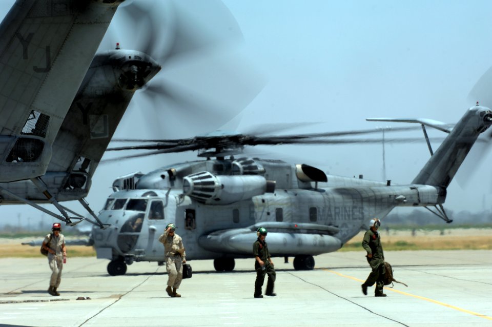 US Navy 080630-F-1689G-054 Marines assigned to Marine Heavy Helicopter Squadron (HMH) 465 exit a CH-53E Super Stallion at Naval Air Station (NAS) Lemoore
