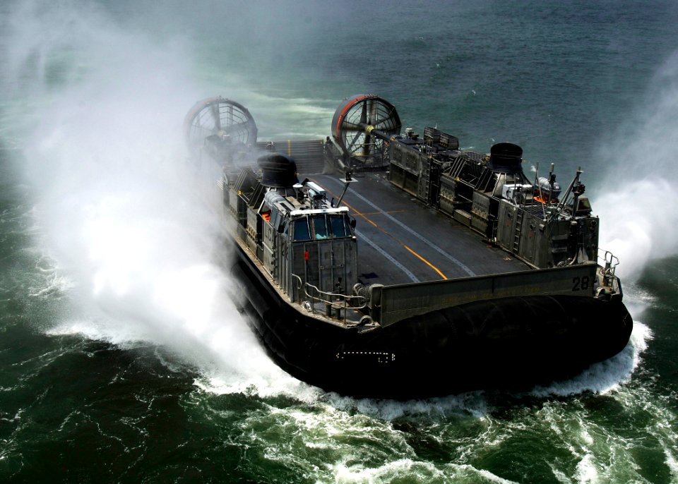 US Navy 080708-N-5681S-049 A Landing Craft Air Cushion (LCAC) from Assault Craft Unit (ACU) 4 arrives at the multi-purpose amphibious assault ship USS Iwo Jima (LHD 7)