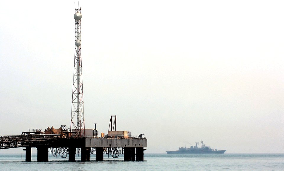 US Navy 080707-O-XXXXO-001 A Coalition ship patrols the central Persian Gulf in the vicinity of an oil platform July 7 during Exercise Stake Net