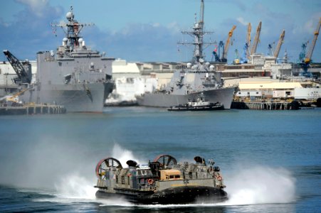 US Navy 080709-N-8135W-071 A landing craft air cushion delivers equipment to the amphibious assault ship USS Bonhomme Richard (LHD 6)