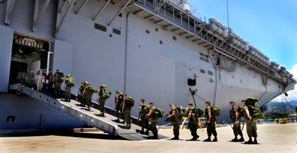 US Navy 080710-N-1722M-147 Canadian soldiers assigned to the