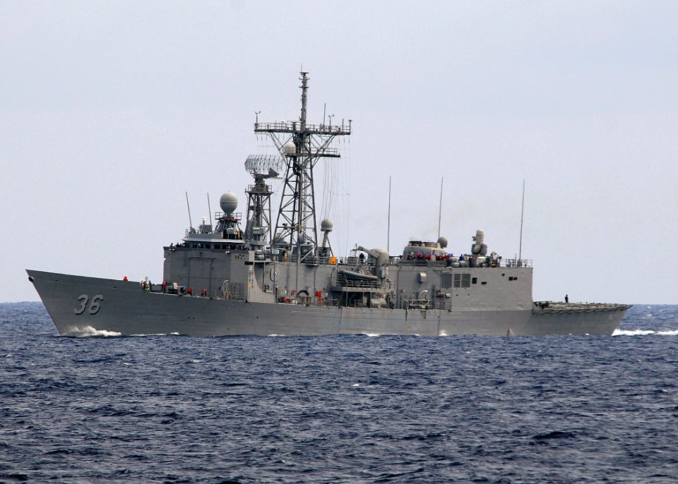 US Navy 080709-N-1082Z-033 The Oliver Hazard Perry-class guided-missile frigate USS Underwood (FFG 36) steams in the Atlantic Ocean as part of the Iwo Jima Expeditionary Strike Group (ESG) composite unit training exercise (COMP