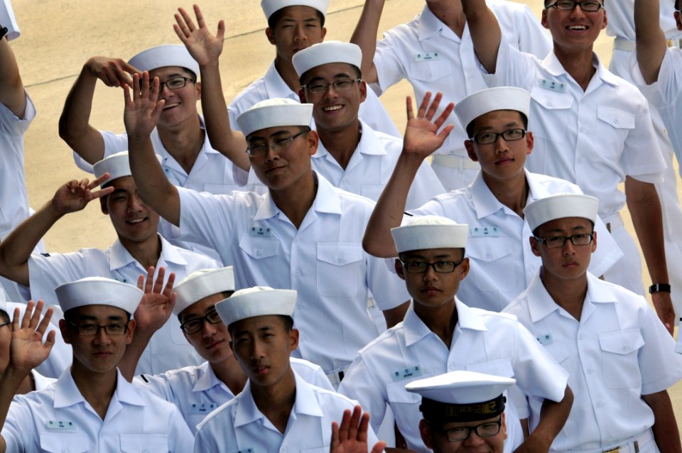 US Navy 080714-N-5961C-003 Sailors from the Korean navy welcome the Nimitz-class aircraft carrier USS Ronald Reagan (CVN 76)