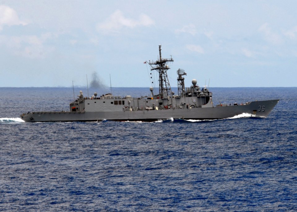 US Navy 080713-N-4236E-191 The guided-missile frigate USS Underwood (FFG 36) steams in the Atlantic Ocean during the Iwo Jima Expeditionary Strike Group composite unit training exercise (COMPTUEX)