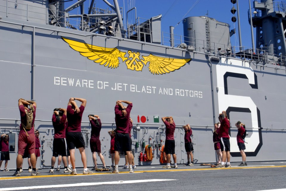 US Navy 080713-N-9500T-030 Soldiers assigned to the