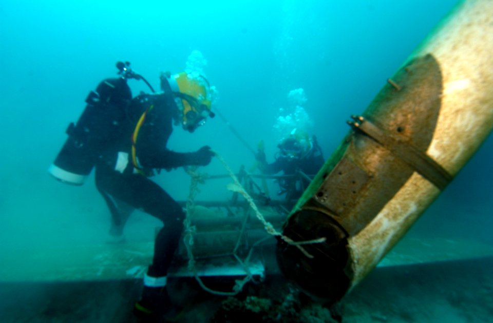 US Navy 080717-N-1974P-027 Divers assigned to Mobile Underwater Diving Salvage Unit (MUDSU) 1 and Australian Clearance Diving Team 4 (AUSCDT) 4 secure wreckage
