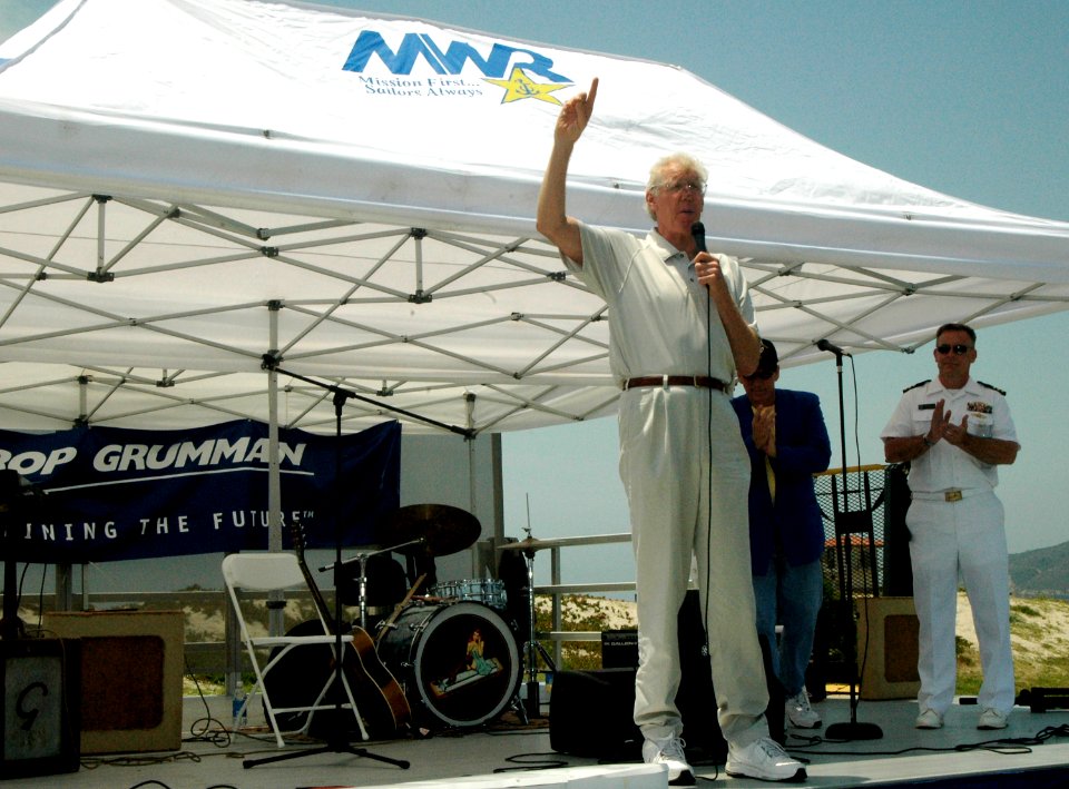 US Navy 080715-N-4021H-060 National Basketball Association legend, Bill Walton, thanks Sailors from the Nimitz-class aircraft carrier USS George Washington (CVN 73) for their service