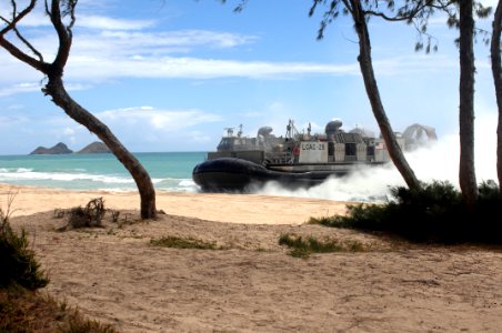 US Navy 080727-N-1974P-053 A landing craft air cushioned assigned to Beach Master Unit (BMU) 1 arrives to offload vehicles