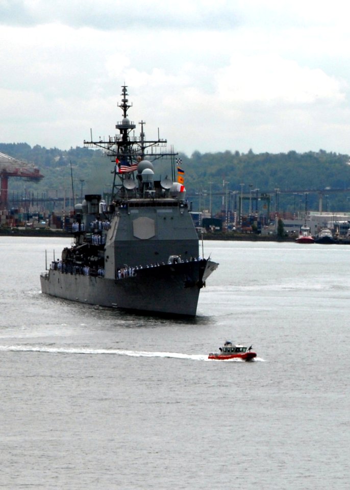 US Navy 080730-N-7656R-002 The Ticonderoga-class cruiser USS Princeton (CG 59) leads the parade of ships