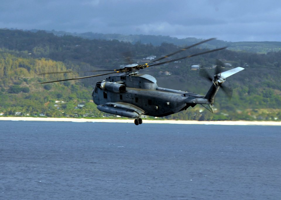 US Navy 080724-N-0998G-030 A CH-53 Delta helicopter transports Marines from the amphibious assault ship USS Bonhomme Richard (LHD 6)