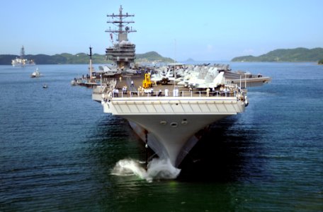 US Navy 080728-N-5961C-005 The Nimitz-class aircraft carrier USS Ronald Reagan (CVN 76) drops her anchor to secure the ship