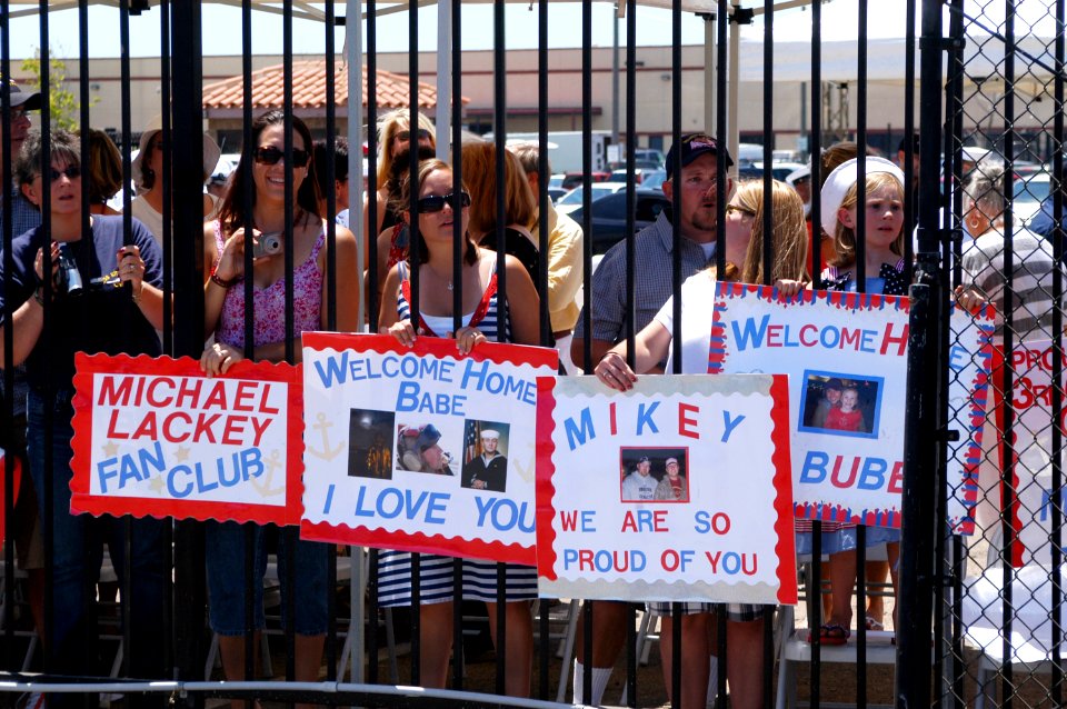 US Navy 080807-N-7029R-010 Friends and family of crewmembers aboard the aircraft carrier USS Kitty Hawk (CV 63) hold up