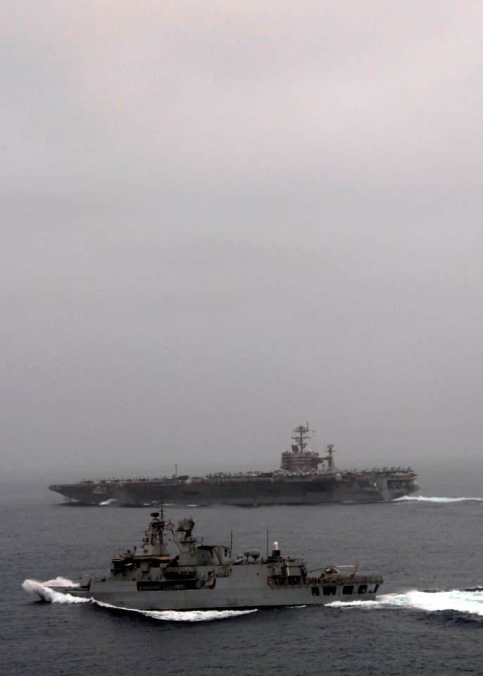 US Navy 080730-N-8539M-186 The Royal New Zealand Navy frigate HMNZS Te Mana (F111) sails alongside the Nimitz-class aircraft carrier USS Abraham Lincoln (CVN 72) in the North Arabian Sea