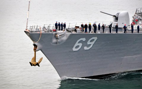 US Navy 080801-N-4774B-085 Sailors aboard the guided-missile destroyer USS Milius (DDG 69) prepare to render honors to the amphibious assault ship USS Tarawa (LHA 1) in San Diego Harbor