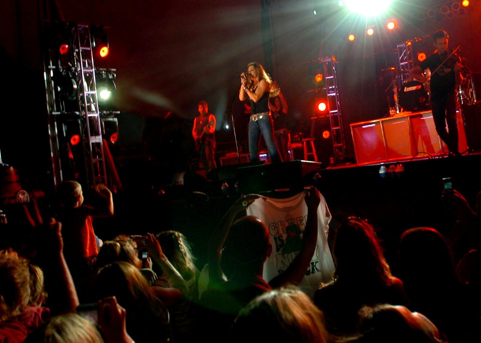 US Navy 080808-N-0841E-317 Country music singer Gretchen Wilson performs to a capacity crowd of more than 15,000 fans at Little Creek Amphibious Base