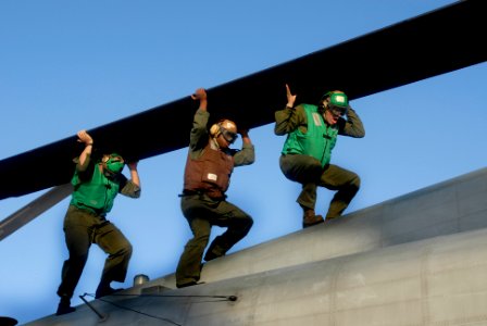 US Navy 080808-N-3595W-047 Marines from Marine Heavy Helicopter Squadron (HMH) 464 roll the blades of a CH-53E Super Stallion aboard the amphibious assault ship USS Kearsarge (LHD 3) photo