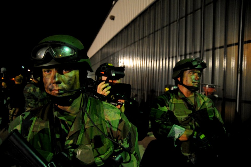US Navy 080812-N-2959L-206 Thirteen West Coast-based Navy SEALs act in a scene for an upcoming episode of the Fox network television series