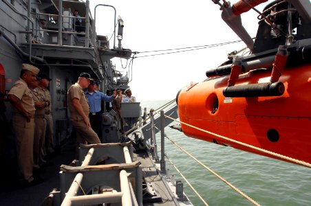 US Navy 080812-N-8273J-049 Mineman 2nd Class Richard Sorrell discusses the operational capabilities of the Mine Neutral Vehicle (MNV) with Chief of Naval Operations (CNO) Adm. Gary Roughead