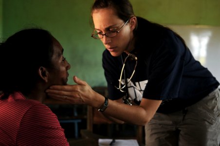 US Navy 080814-N-4515N-015 Adult geriatric nurse Sara Joyce, a volunteer for Project Hope embarked aboard the amphibious assault ship USS Kearsarge (LHD 3), gives a Nicaraguan woman a check-up at the Juan Comenius High School m