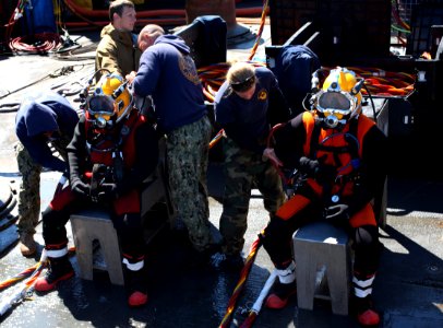 US Navy divers search for the remains of 5 un-accounted for service members from 1942 120729-N-OT964-096