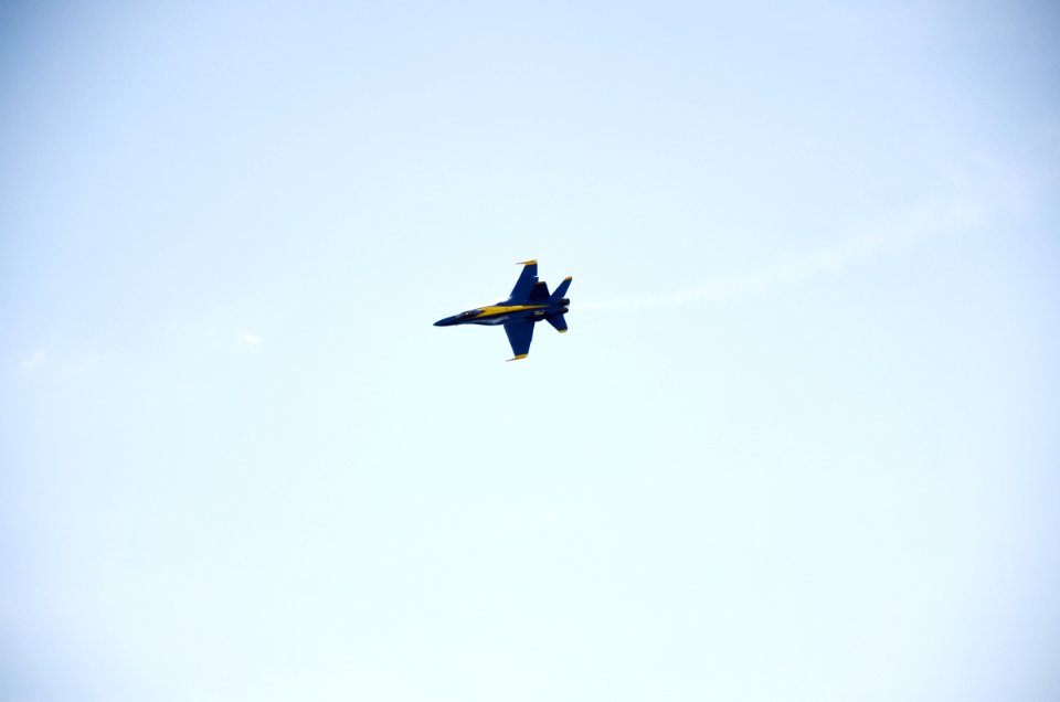 US Navy Blue Angels enter Baltimore Harbor 120616-N-CG900-015