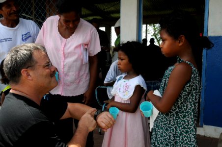 US Navy 080817-N-7955L-054 U.S. Public Health Service Cmdr. Dale Bates, embarked aboard the amphibious assault ship USS Kearsarge (LHD 3), discusses the proper use of fluoride with a family in at the Betania medical clinic photo