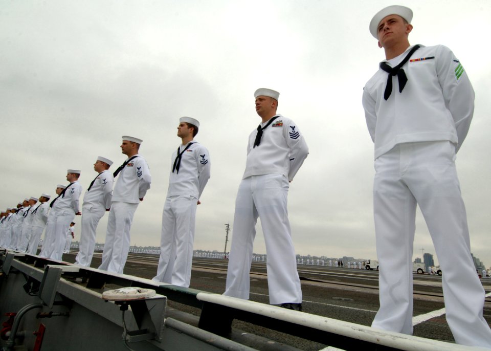 US Navy 080821-N-7282P-014 Sailors man the rails aboard the aircraft carrier USS George Washington (CVN 73)