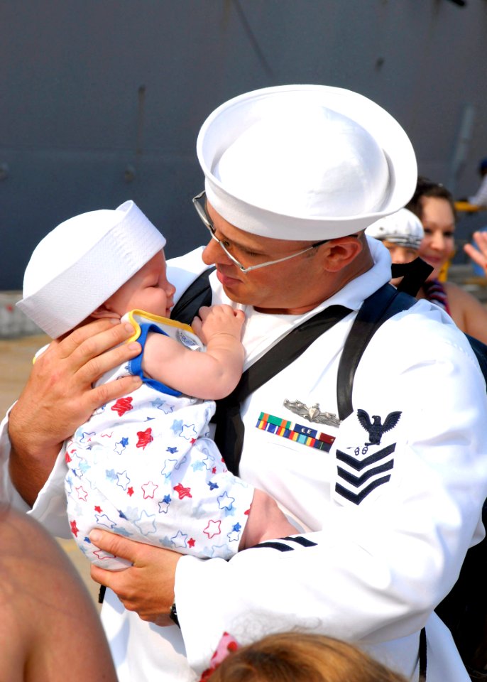 US Navy 080818-N-2838W-182 Sonar Technician 1st Class William Cummings reunites with his daughter