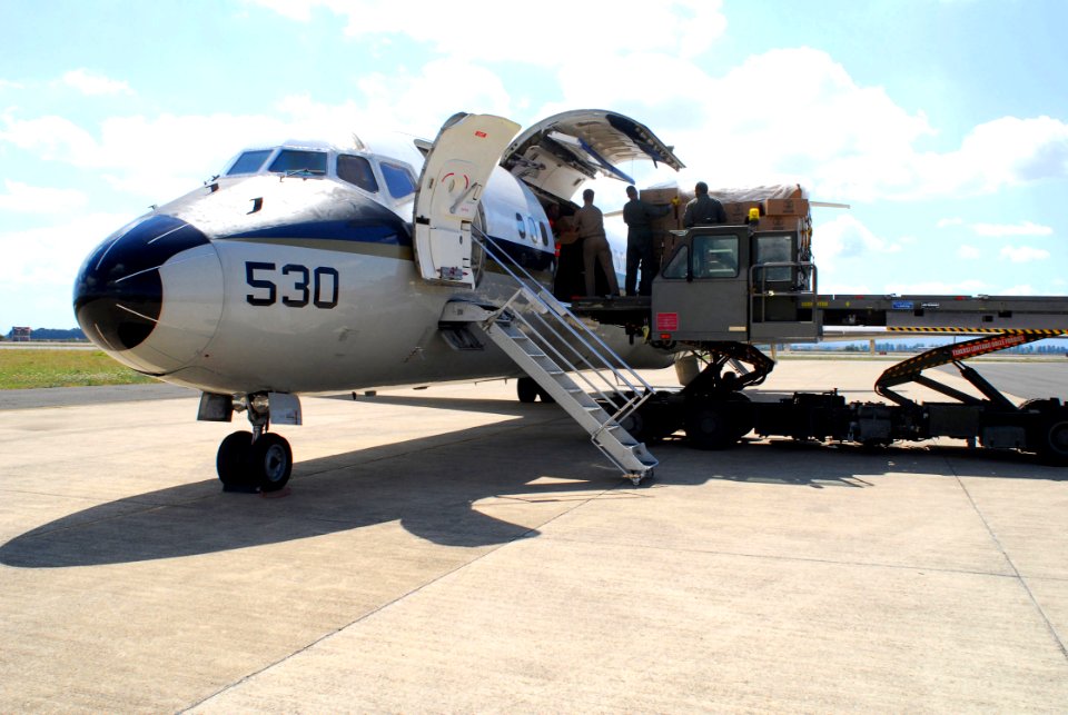 US Navy 080818-N-5821P-033 Italian technicians working for the 405th Army Field Support Battalion assist Fleet Logistics Support Squadron (VR) 46 crew members in loading humanitarian supplies onto a C-9B Skytrain