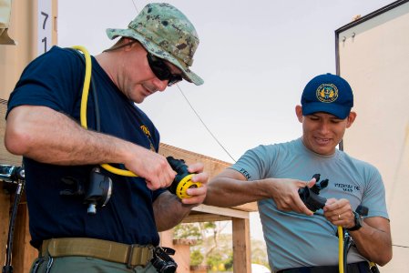 US Navy divers conduct a dive searching evolution with Guatemalan divers as part of Southern Partnership Station '14 140731-N-IP743-343