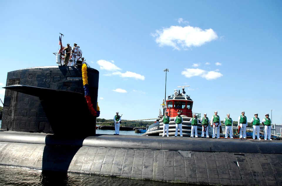 US Navy 080821-N-8467N-007 USS Dallas (SSN 700) pulls into Submarine Base New London in Groton