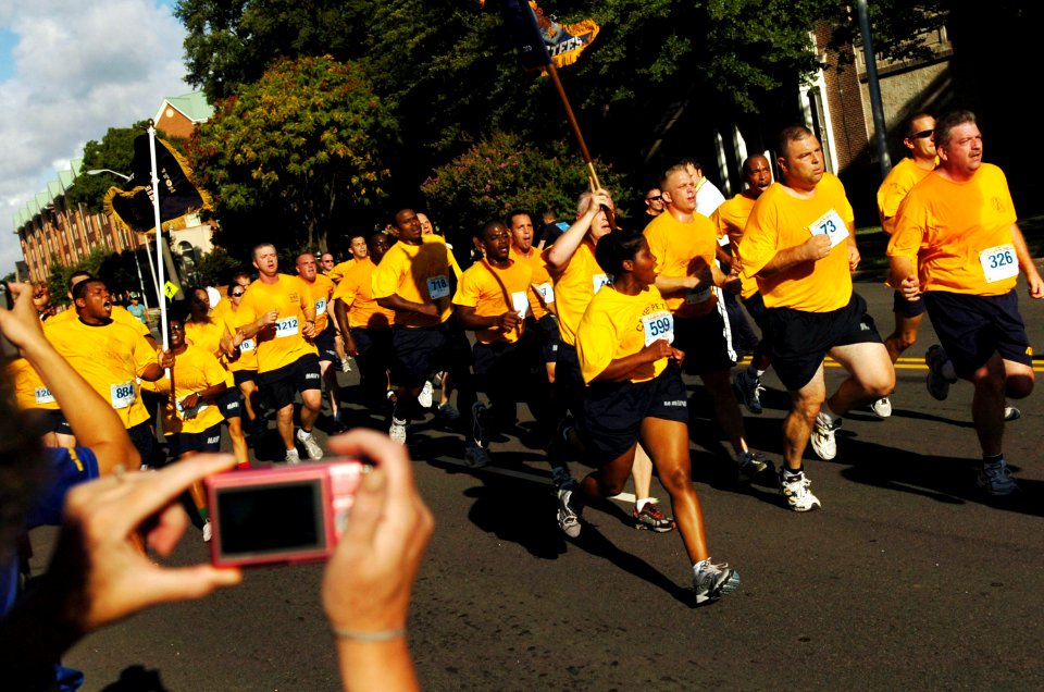 US Navy 080823-N-5758H-085 Chief petty officer selectees run the finishing stretch of Naval Station (NAVSTA) Norfolk's Morale, Welfare and Recreation's fourth annual