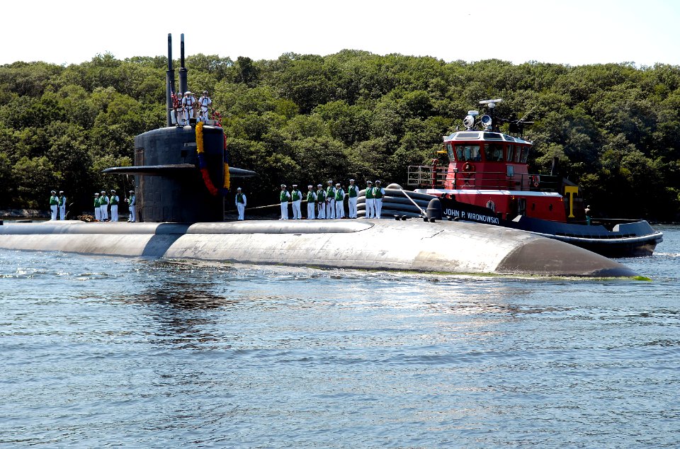 US Navy 080821-N-8467N-005 USS Dallas (SSN 700) transits the Thames River