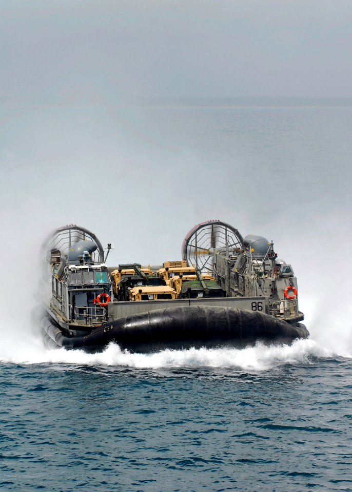 US Navy 080827-N-5681S-091 A landing craft air cushion assigned to Assault Craft Unit (ACU) 4 approaches the multi-purpose amphibious assault ship USS Iwo Jima (LHD 7)