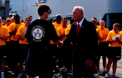 US Navy 080825-N-1688B-218 Retired Master Chief Petty Officer of the Navy (MCPON) Robert Walker shared his wisdom about becoming a Navy chief