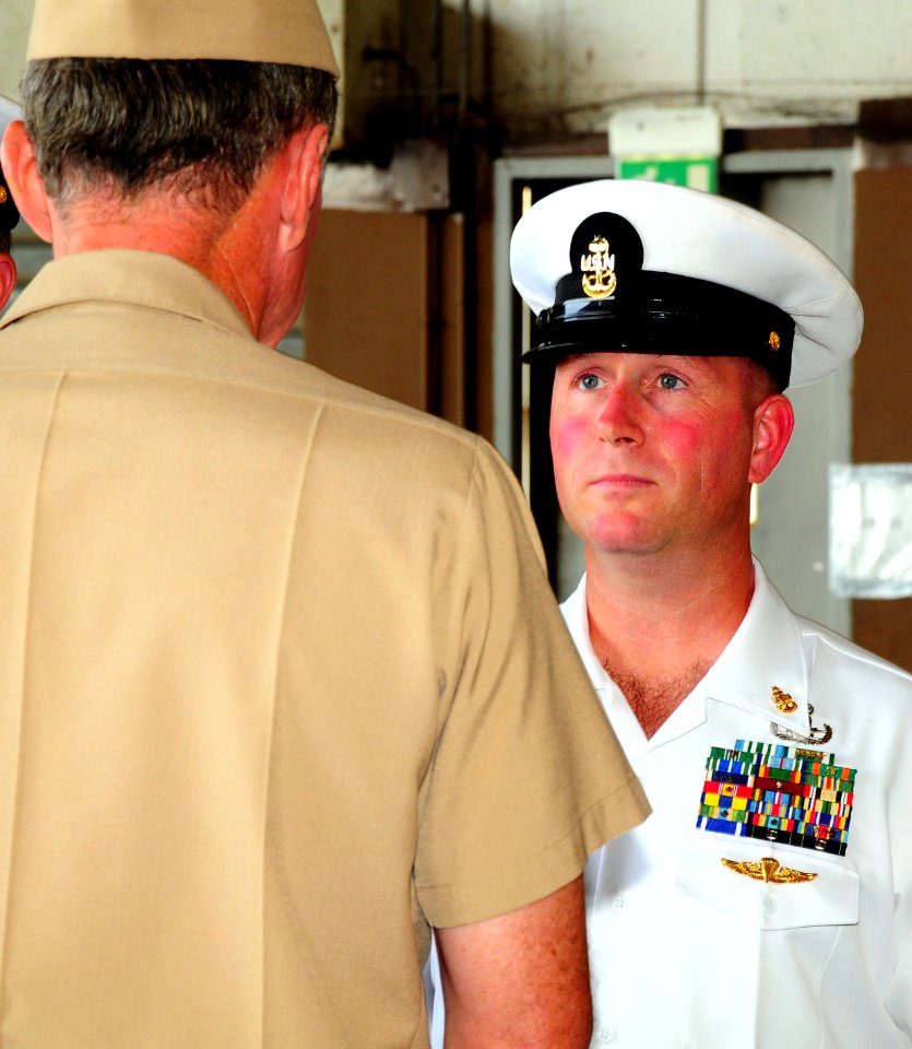 US Navy 080825-N-4846W-406 Adm. Mark P. Fitzgerald awards the Bronze Star to Senior Chief Explosive Ordnance Disposal Shane Edwards