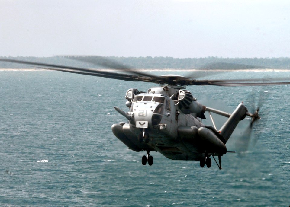 US Navy 080828-N-3392P-107 A CH-53E Super Stallion lands aboard the amphibious dock landing ship USS Carter Hall (LSD 50)