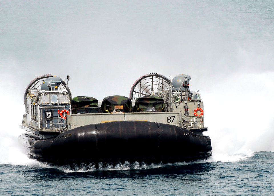 US Navy 080827-N-5681S-034 A landing craft air cushion assigned to Assault Craft Unit (ACU) 4 approaches the multi-purpose amphibious assault ship USS Iwo Jima (LHD 7)