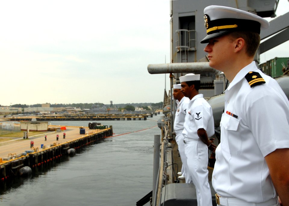 US Navy 080826-N-9134V-013 Sailors man the rails aboard the amphibious dock landing ship USS Carter Hall (LSD 50)