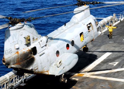 US Navy 080902-N-2183K-140 An CH-46E Sea Knight helicopter descends to the flight deck of the amphibious assault ship USS Peleliu (LHA 5)