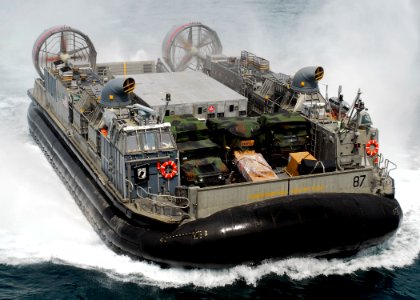 US Navy 080827-N-5681S-037 A Landing Craft Air Cushion from Assault Craft Unit (ACU) 4 approaches the multi-purpose amphibious assault ship USS Iwo Jima (LHD 7)