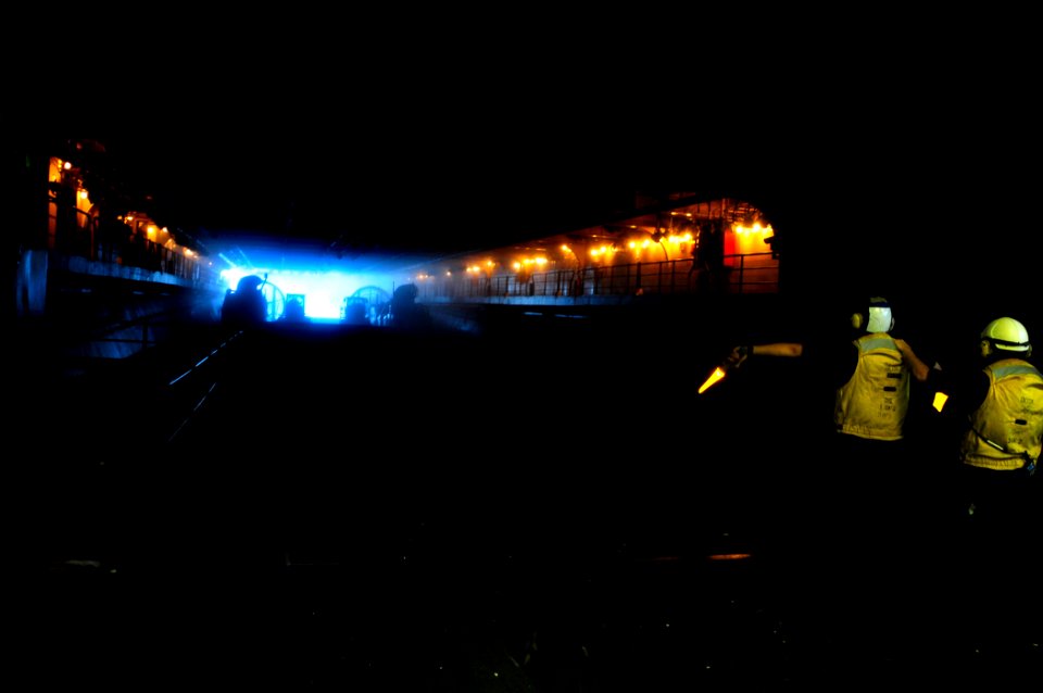 US Navy 080902-N-1688B-129 A landing craft air cushion from Assault Craft Unit (ACU) 4 enters the well deck of the amphibious assault ship USS Bataan (LHD 5)