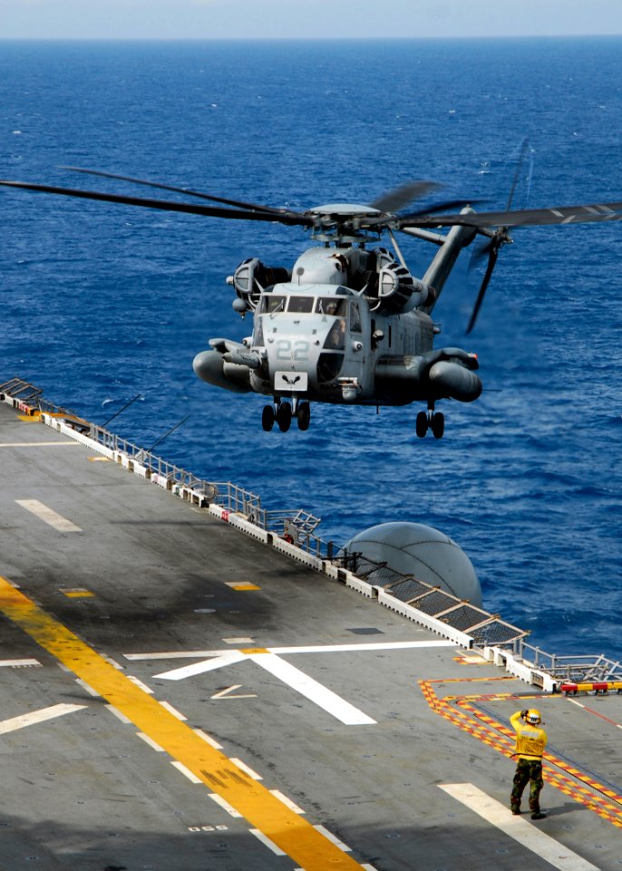 US Navy 080828-N-4236E-469 A CH-53E lands aboard the amphibious dock landing ship USS Carter Hall (LSD 50)