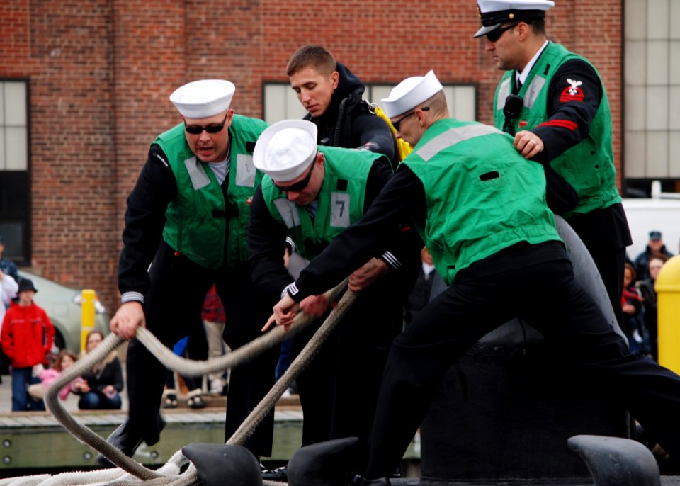 US Navy 111214-N-AW342-072 Sailors assigned to the Los Angeles-class submarine USS Dallas (SSN 700) heave line while mooring to the pier at Naval S