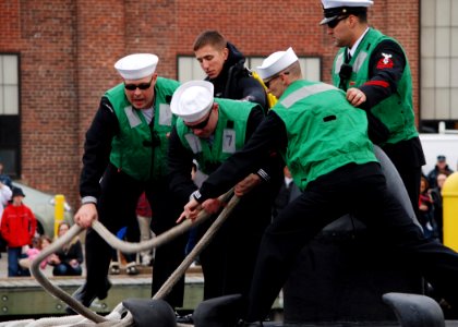 US Navy 111214-N-AW342-072 Sailors assigned to the Los Angeles-class submarine USS Dallas (SSN 700) heave line while mooring to the pier at Naval S