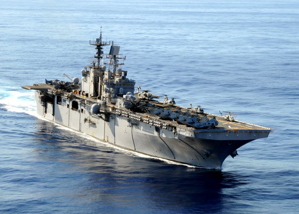 US Navy 080906-N-1082Z-029 The multi-purpose amphibious assault ship USS Iwo Jima (LHD 7) transits the Atlantic Ocean